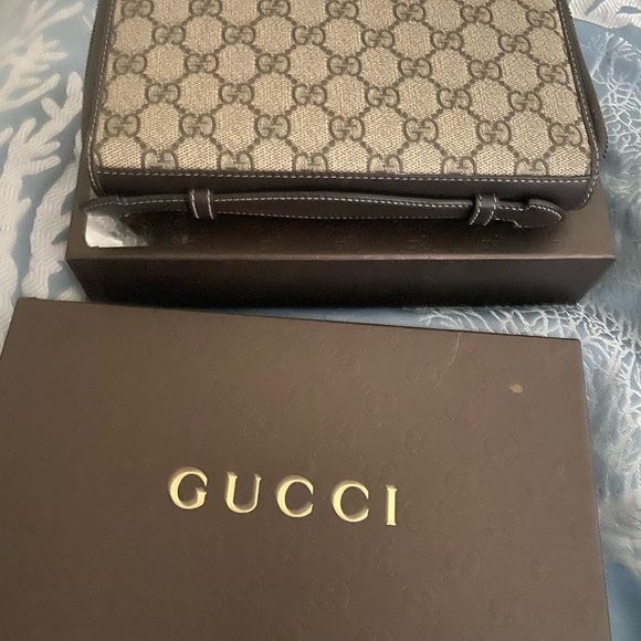 Men’s Gucci credit card wallet - Picture 3 of 6